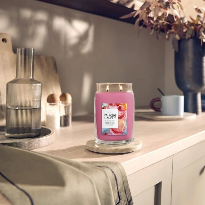 Yankee Candle Signature Iced Berry Lemonade 567g Yankee Candle Signature Iced Berry Lemonade 567g
