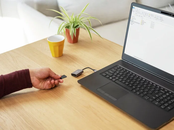 Trust Lector de Tarjetas Dalyx Fast USB 3.2 Gen 1 para SD y microSD, Carcasa de Aluminio, Velocidad hasta 104 MB/s, Incluye Cable Corto - 013R00587