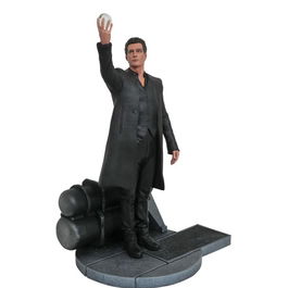 Diamond Select Toys Movie Gallery Figura The Man in Black Walter el Hombre de Negro Mathew McConaughey La Torre Oscura PVC 25cm