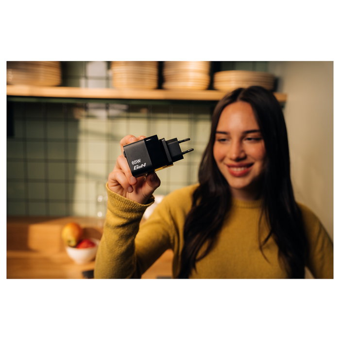 Verbatim Cargador GaN 65W con Cable Retráctil, 2 Puertos (USB-C/USB-A), Quick Charge 3.0, USB-PD 3.0, Compatible con Enchufes EU/UK/US, Negro