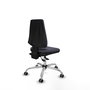 Silla de oficina Elche con mecanismo Asincro tapizada con Tela color Gris oscuro. Equipada con Base cromada, Sin brazos y Ruedas 65 mm parqué