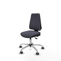 Silla de oficina Elche con mecanismo Asincro tapizada con Tela color Gris oscuro. Equipada con Base cromada, Sin brazos y Ruedas 65 mm parqué