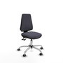 Silla de oficina Elche con mecanismo Asincro tapizada con Tela color Gris oscuro. Equipada con Base cromada, Sin brazos y Ruedas 65 mm parqué