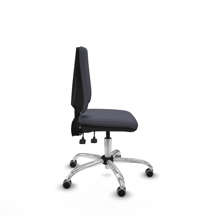 Silla de oficina Elche con mecanismo Asincro tapizada con Tela color Gris oscuro. Equipada con Base cromada, Sin brazos y Ruedas 65 mm parqué