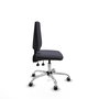 Silla de oficina Elche con mecanismo Asincro tapizada con Tela color Gris oscuro. Equipada con Base cromada, Sin brazos y Ruedas 65 mm parqué