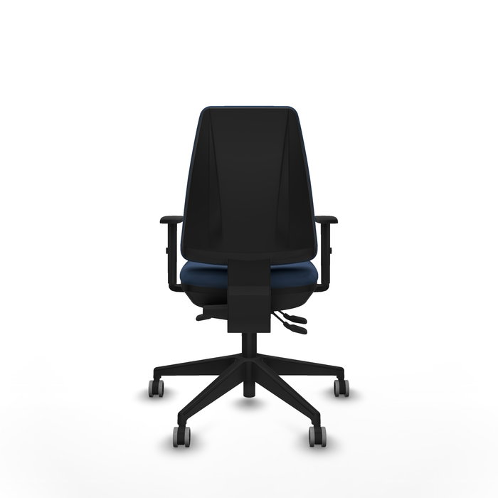 Silla de oficina Elche con mecanismo Asincro tapizada con Similpiel color Azul marino. Equipada con Base piramidal negra, Brazos 1D y Ruedas 65 mm parqué