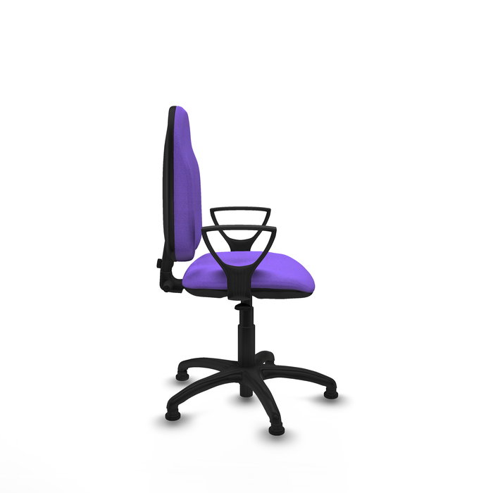 Silla de oficina Algarra con mecanismo Contacto permanente básico tapizada con Tela color Lila. Equipada con Base poliamida negra, Brazos fijosy Topes
