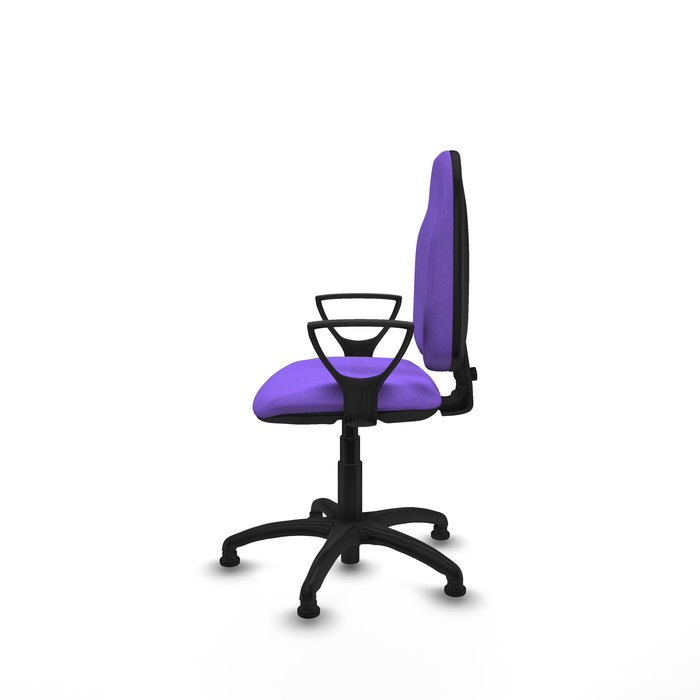 Silla de oficina Algarra con mecanismo Contacto permanente básico tapizada con Tela color Lila. Equipada con Base poliamida negra, Brazos fijosy Topes
