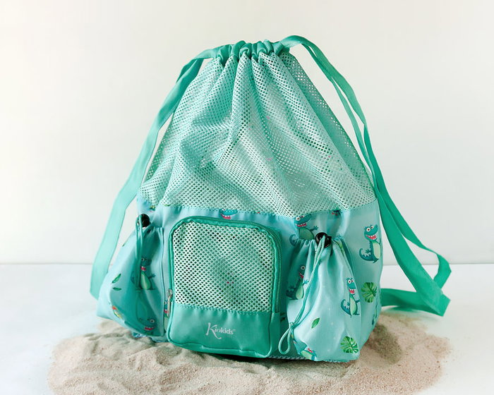 KioKids Bolso Playa Happy Summer Cocodrilos Sage Transpirable 10 Litros 6kg KioKids Bolso Playa Happy Summer Cocodrilos Sage Transpirable 10 Litros 6kg