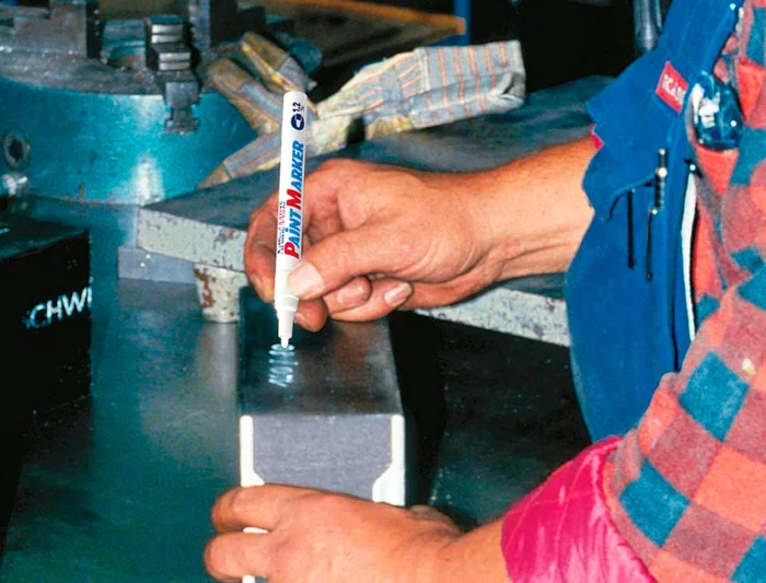 Artline EK-440 XF Rotulador Marcador Permanente Blanco Punta Redonda 1.2 mm para Metal, Caucho y Plástico