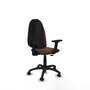 Silla de oficina Algarra con mecanismo Contacto permanente básico tapizada con Tela color Marrón oscuro. Equipada con Base poliamida negra, Brazos 2D y Ruedas de parqué