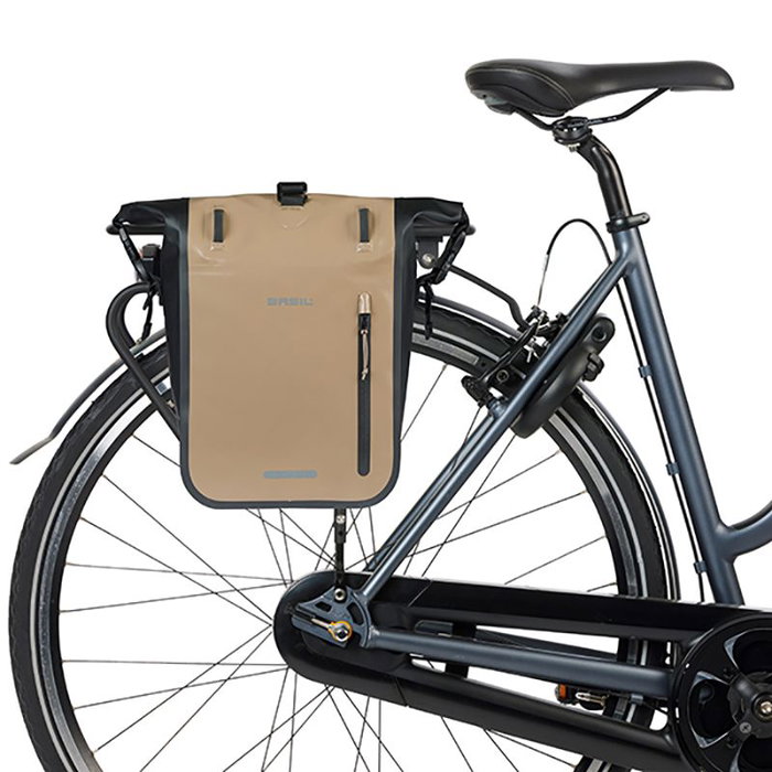 Basil Bolsa Rivo M, Impermeable, 15L con Cierre Rolltop y Bandolera Desmontable para Bicicleta