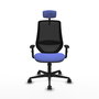 Silla de oficina Mardos con mecanismo Sincro tapizada con Tela color Azul claro y malla color Negro. Equipada con lumbar 1D, Brazos 1D, Cabecero 2D y Ruedas 65mm nailon