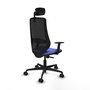 Silla de oficina Mardos con mecanismo Sincro tapizada con Tela color Azul claro y malla color Negro. Equipada con lumbar 1D, Brazos 1D, Cabecero 2D y Ruedas 65mm nailon