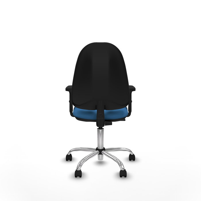 Silla de oficina Algarra con mecanismo Contacto permanente básico tapizada con Similpiel color Azul claro. Equipada con Base cromada, Brazos 2D y Ruedas de nailon 50 mm