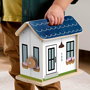 Fisher-Price Casa de Muñecas de Madera Portátil Jgr81 con 6 Piezas - Juguete para Niños +3 años