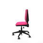 Silla de oficina Elche con mecanismo Asincro tapizada con Similpiel color Rosa. Equipada con Base piramidal negra, Sin brazos y Ruedas 65 mm parqué