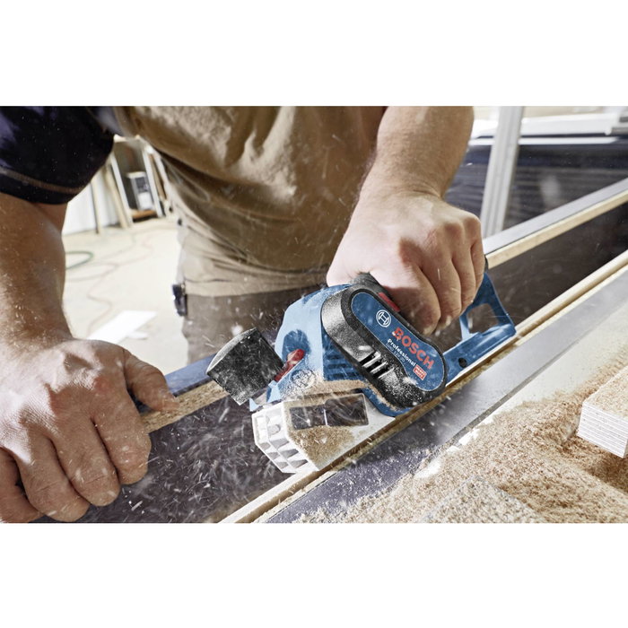 Bosch GHO 12V-20 Professional Cepillo a batería con 2 baterías de 3,0 Ah