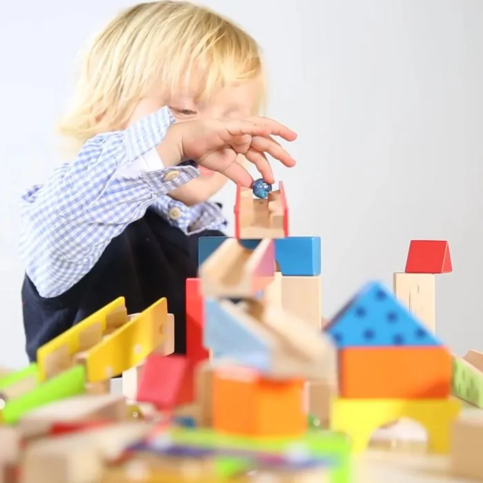 Robo Pista de Canicas de Madera con 80 Bloques de Construcción y 20 Canicas de Vidrio, Colores Natural, Rojo, Azul, Verde