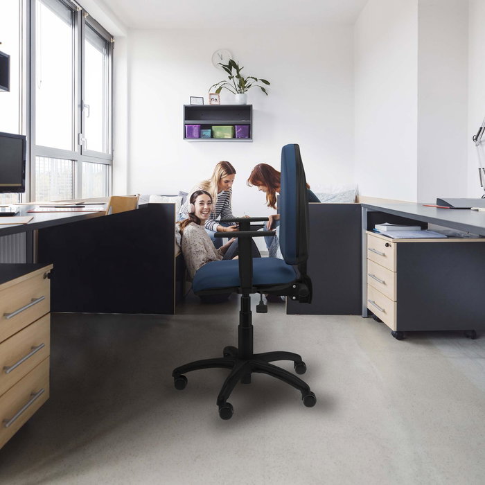 Silla de oficina Aýna con mecanismo Asincro tapizada con Similpiel color Azul claro. Equipada con Base poliamida negra, Brazos 1D y Ruedas de parqué