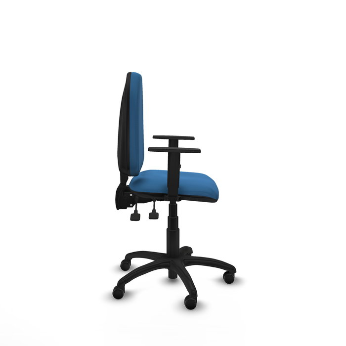 Silla de oficina Aýna con mecanismo Asincro tapizada con Similpiel color Azul claro. Equipada con Base poliamida negra, Brazos 1D y Ruedas de parqué
