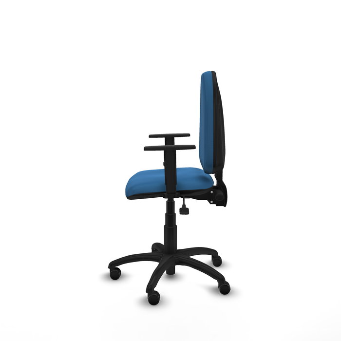 Silla de oficina Aýna con mecanismo Asincro tapizada con Similpiel color Azul claro. Equipada con Base poliamida negra, Brazos 1D y Ruedas de parqué