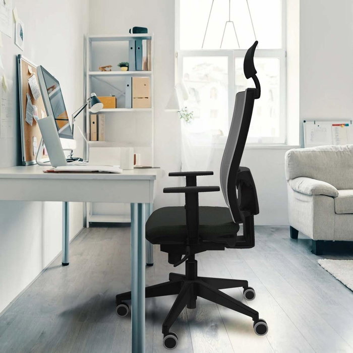 Silla de oficina Horna con mecanismo Sincro tapizada con Tela color Azul claro y malla color Negro. Equipada con lumbar 1D, Brazos 1D, Cabecero Fijo y Ruedas 65 mm parqué