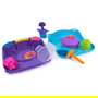 Spin Master Kinetic Sand Kit Arena Mágica Squishmotion, 453 g de Arena Moldeable Azul, Rosa y Amarilla con 3 Moldes: Tiburón, Estrella, Sol - 6069401 - Juguete Niños 5 Años+