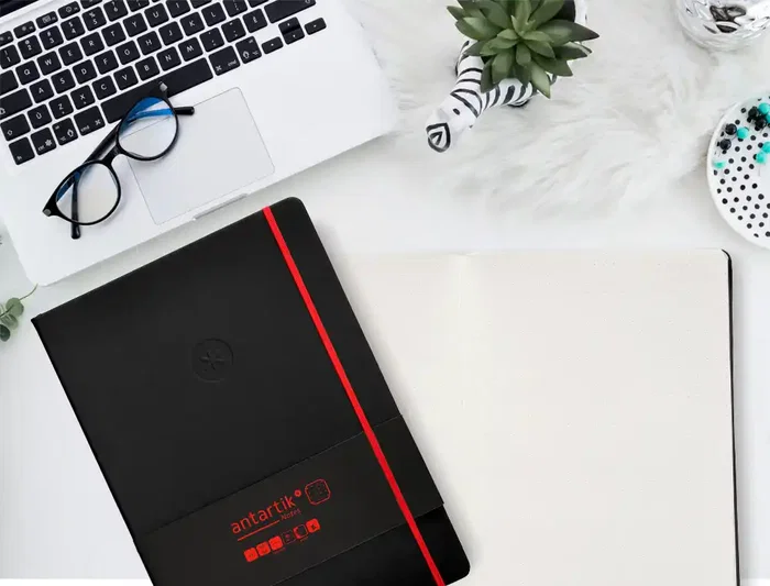Antartik Cuaderno A4 Tapa Dura Hojas Puntos Negro y Rojo 100 Hojas 80gr FSC Antartik Notes Antartik Cuaderno A4 Tapa Dura Hojas Puntos Negro y Rojo 100 Hojas 80gr FSC Antartik Notes