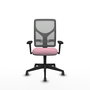 Silla de oficina Motilla con mecanismo Sincro tapizada con Tela color Rosa y malla color Gris. Equipada con lumbar 1D, Brazos 3D y Ruedas 65 mm parqué