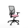 Silla de oficina Motilla con mecanismo Sincro tapizada con Tela color Rosa y malla color Gris. Equipada con lumbar 1D, Brazos 3D y Ruedas 65 mm parqué