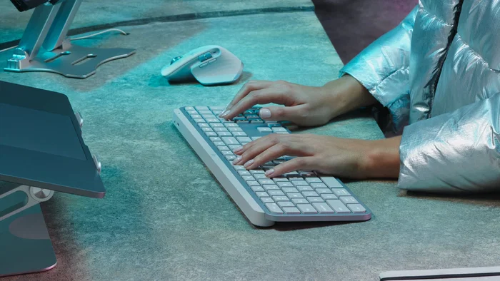 Logitech MX Keys S Teclado Inalámbrico RF y Bluetooth US QWERTY Internacional con Aluminio, Retroiluminación LED, Blanco - Referencia 920-011588