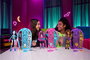 Mattel Muñeca Monster High Skulltimate Secrets Catty con Armario y más de 19 Sorpresas