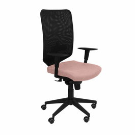 Silla de oficina Ossa con mecanismo Sincro tapizada con Tela color Rosa y malla color Negro. Equipada con lumbar 1D, Brazos 1D y Ruedas de parqué
