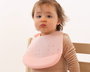 KioKids Babero Silicona Rosa con Bolsillo Recogemigas para Bebé +4 Meses Impermeable