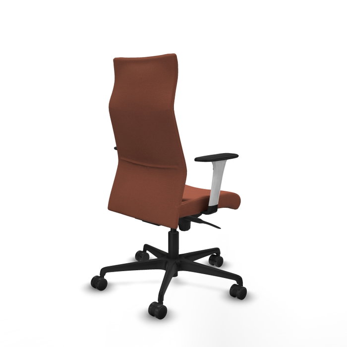 Sillón Albacete con mecanismo Sincro tapizada con Tela color Marrón. Equipado con Base nailon negra, Brazos 1D y Ruedas 65mm nailon