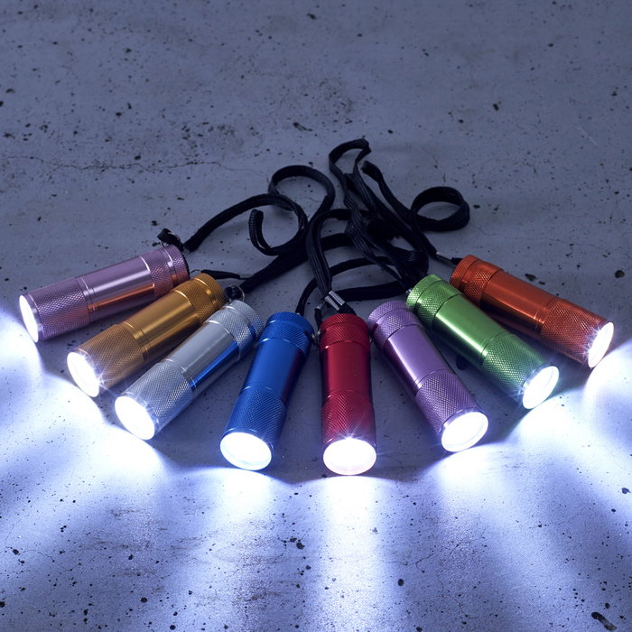 Je cherche une Idee Linterna 8,8 cm - Linterna 9 LED Surtida de Aluminio con Correa - Colores: Lila, Verde, Rosa, Gris, Azul, Rojo, Naranja, Plata - Incluye 3 Pilas AAA