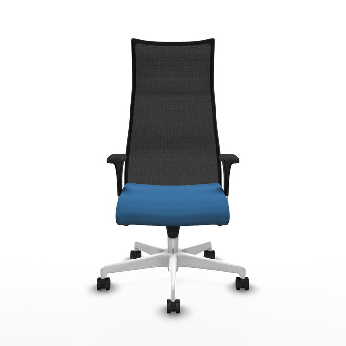 Sillón Albacete con mecanismo Sincro tapizada con Similpiel color Azul claro y malla color Negro. Equipado con Base poliamida blanca, Brazos 1D y Ruedas 65mm nailon