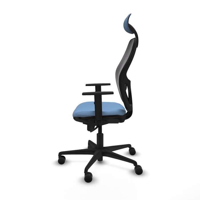 Silla de oficina Jorquera con mecanismo Sincro tapizada con Tela color Azul cielo y malla color Negro. Equipada con lumbar 1D, Brazos 1D, Cabecero Fijo y Ruedas 65mm nailon