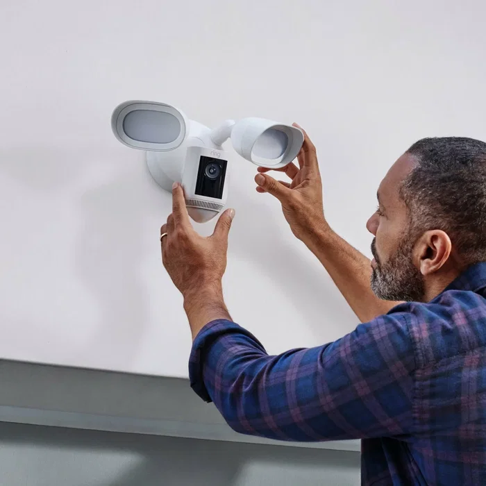 Ring Floodlight Cam Wired Pro - Cámara de Seguridad IP para Exterior Wifi, Full HD 1080p, Visión Nocturna, Resistente a la Intemperie, Integración Alexa, Luz 2000 Lm, Blanco