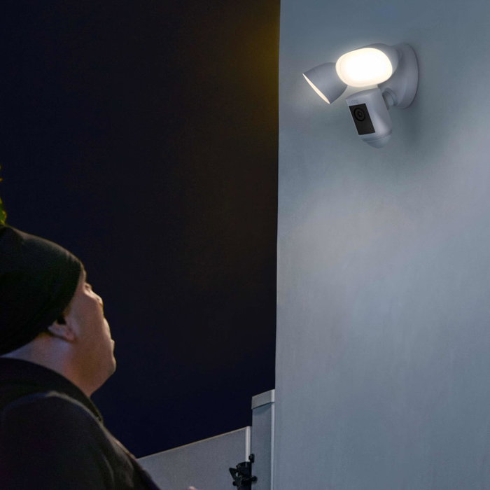 Ring Floodlight Cam Wired Pro - Cámara de Seguridad IP para Exterior Wifi, Full HD 1080p, Visión Nocturna, Resistente a la Intemperie, Integración Alexa, Luz 2000 Lm, Blanco