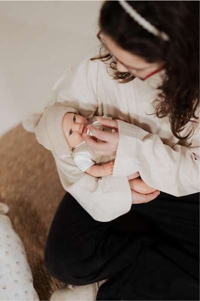 Muñecas Arias Muñeca Reborn Arias Mateo Beige 35 cm con Cojín, Edad Recomendada 3-99 años, Idioma Español