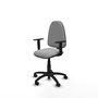 Silla de oficina Aýna con mecanismo Contacto permanente básico tapizada con Similpiel color Gris claro. Equipada con Base poliamida negra, Brazos 1D y Ruedas de nailon 50 mm
