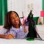 Mattel Muñeca Elphaba Colección Wicked JFM12 Universal Pictures con Vestido, Capa, Escoba, Sombrero y Grimorio, +6 años