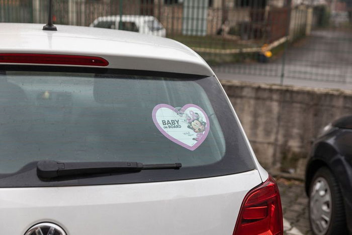 Disney Bebé A Bordo Minnie CZ10422 Señal Rosa/Blanco para Coche Forma Corazón 20cm