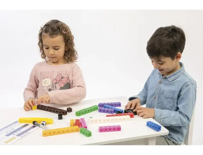 Amaya - Juego Matemático de 100 Cubos Engarzables en 10 Colores, con Tarjetas de Actividad, Dados y Pizarra para Aprendizaje +3 Años