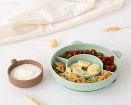 KioKids Plato de Silicona con 3 Compartimentos, Ventosa y Diseño de Oso para BLW, Verde, de Grado Alimentario y Lavavajillas, Edad +6 Meses