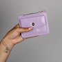 Zoozie Bags Billetera de Cuero Lila con Soporte para Tarjetas - Elegante y Práctica, Tamaño Compacto 11.5 x 9 cm