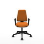 Silla de oficina Elche con mecanismo Asincro tapizada con Similpiel color Naranja. Equipada con Base piramidal negra, Brazos fijos y Ruedas 65mm nailon