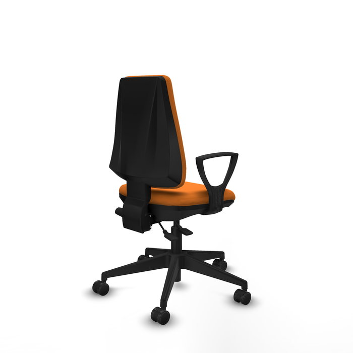 Silla de oficina Elche con mecanismo Asincro tapizada con Similpiel color Naranja. Equipada con Base piramidal negra, Brazos fijos y Ruedas 65mm nailon